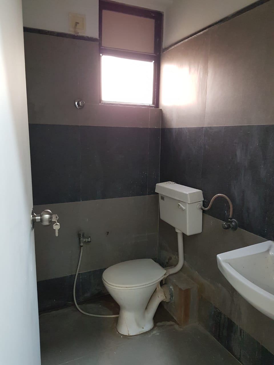 Office 711 Sq. Ft. Commercial Office for Rent in Sg Highway Ahmedabad - Media 3