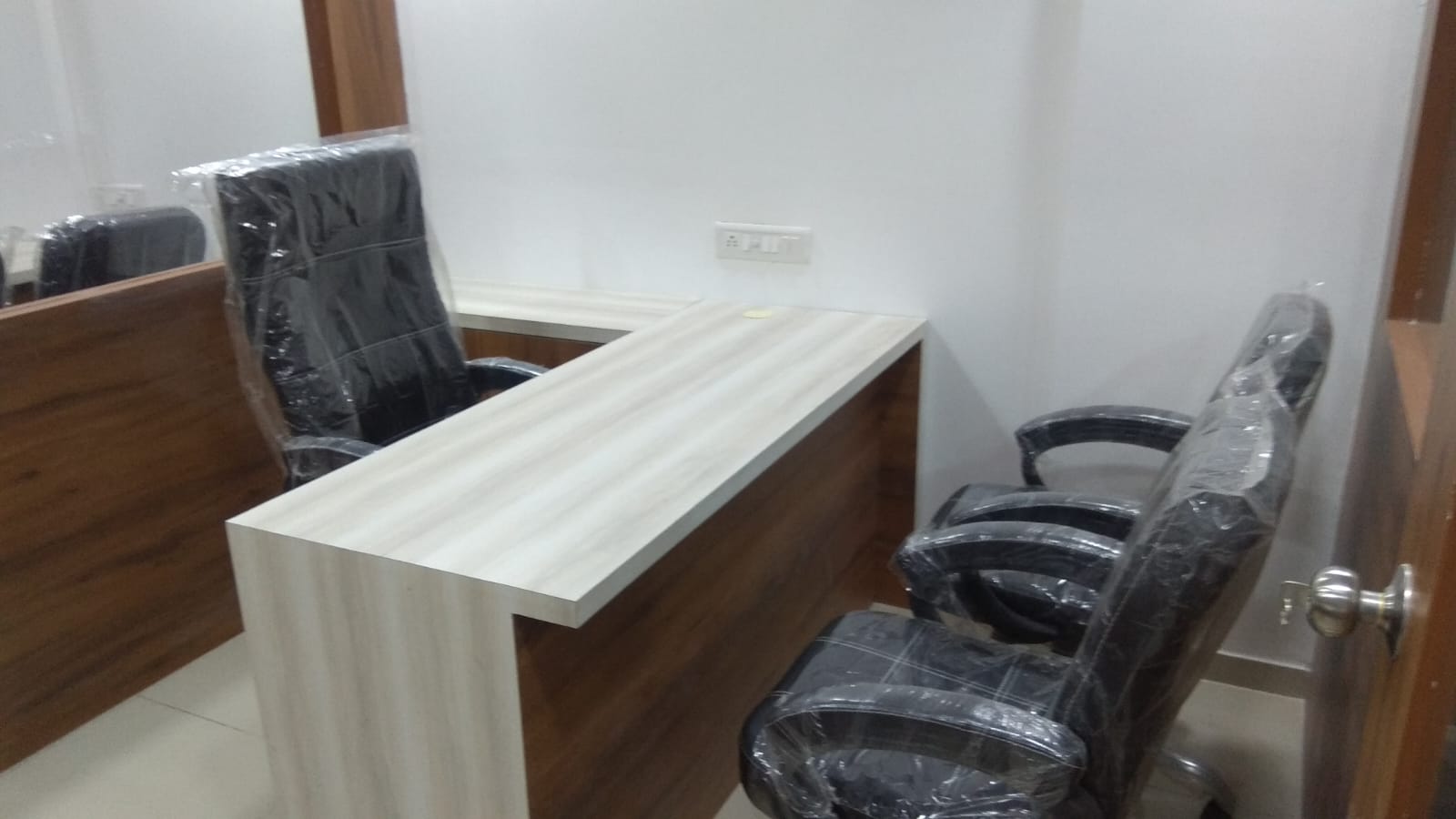 696 Sq. Ft. Commercial Office for Rent in Rajpath Club Road Ahmedabad - Media 4