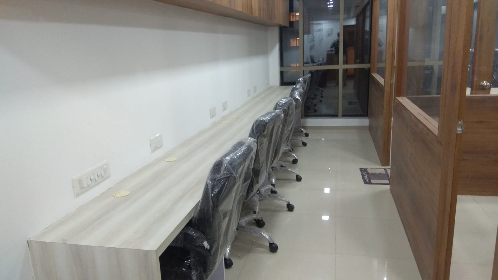 696 Sq. Ft. Commercial Office for Rent in Rajpath Club Road Ahmedabad - Media 5