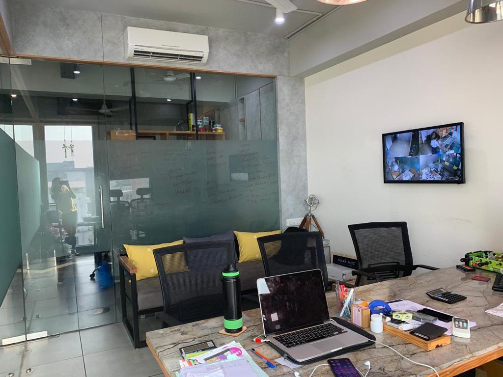 881 Sq. Ft. Commercial Office for Rent in Cg Road Ahmedabad - Media 3