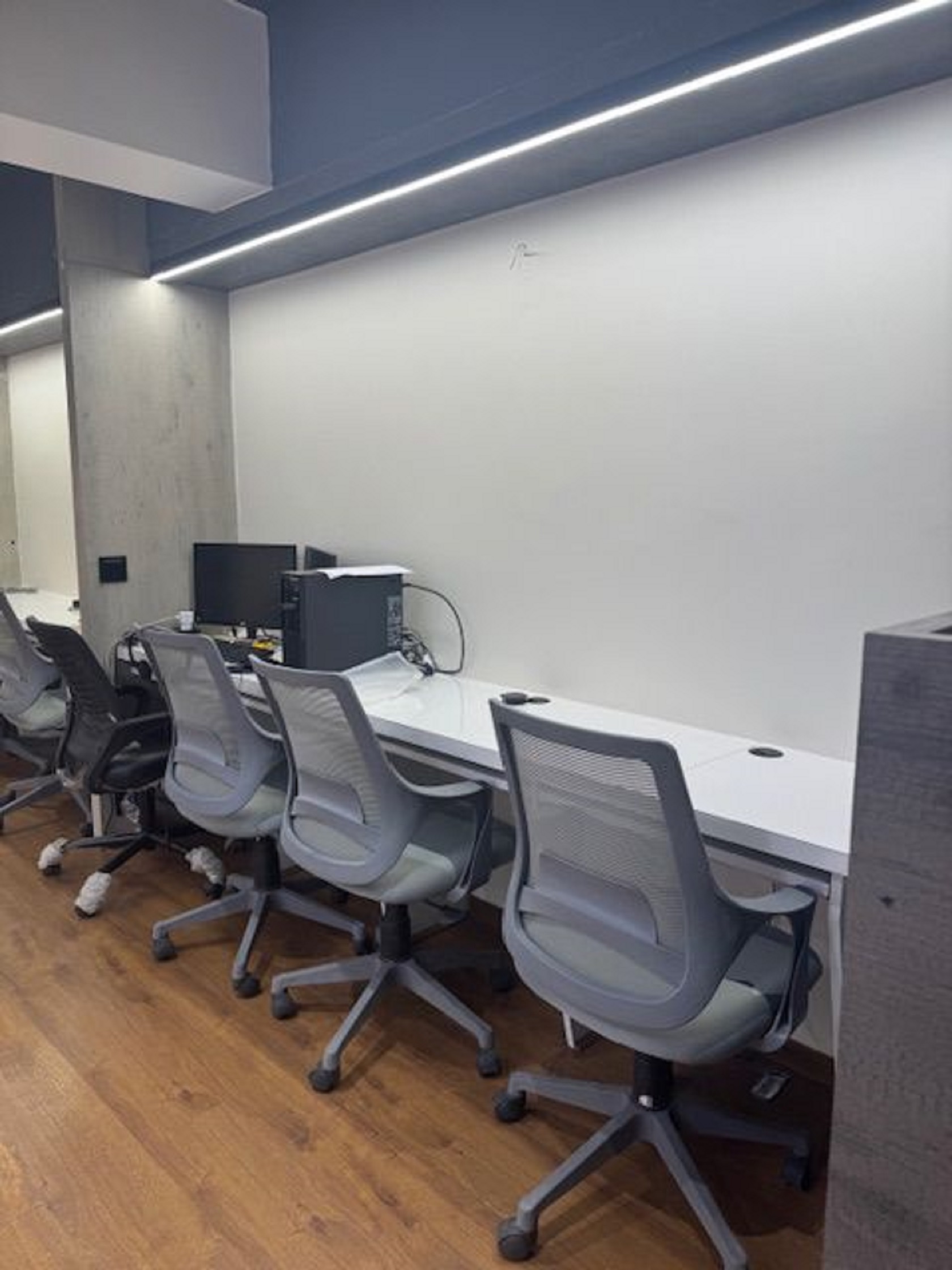 1300 Sq. Ft. Commercial Office for Rent in Rajpath Club Road Ahmedabad