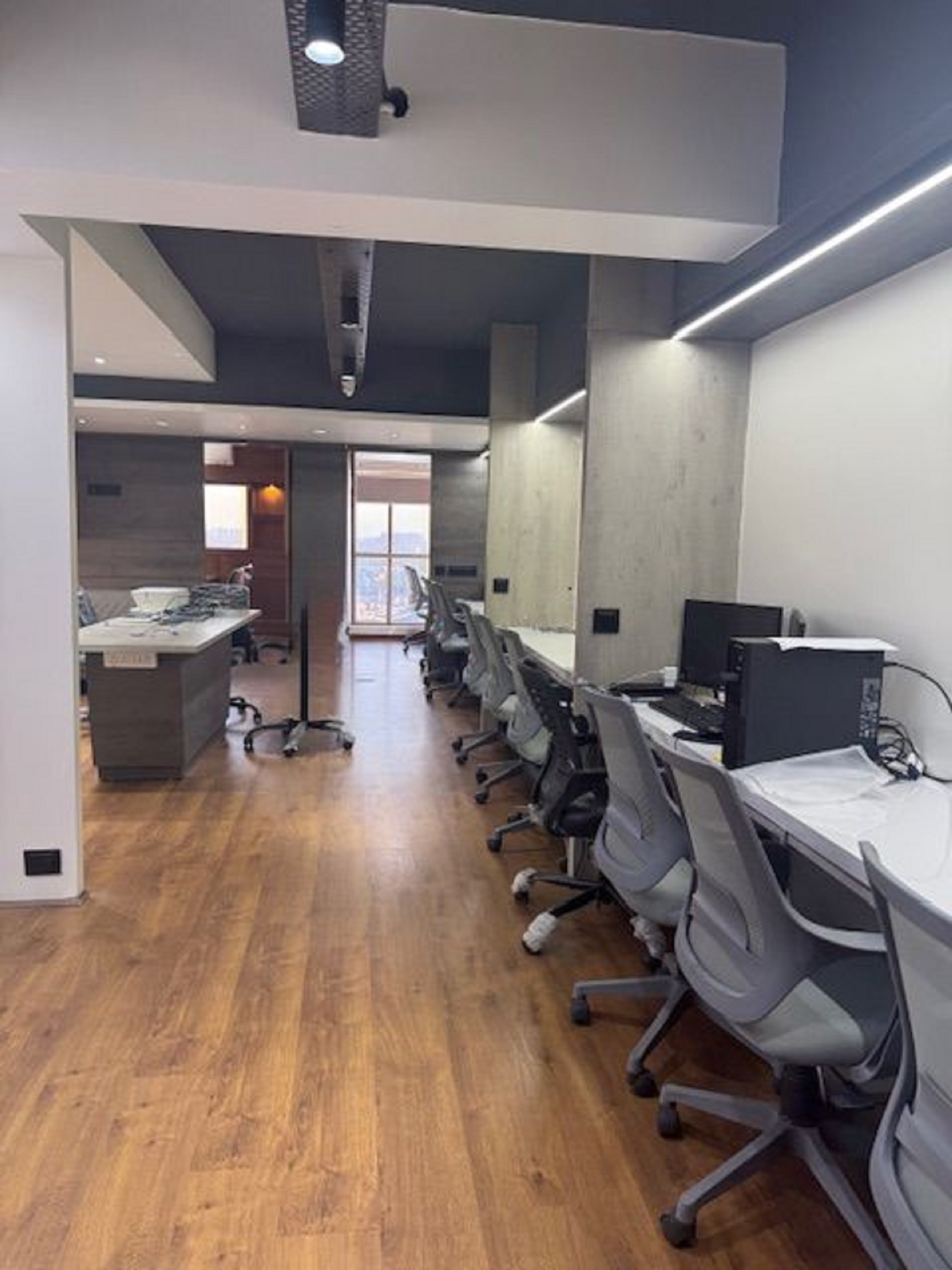1300 Sq. Ft. Commercial Office for Rent in Rajpath Club Road Ahmedabad - Media 2