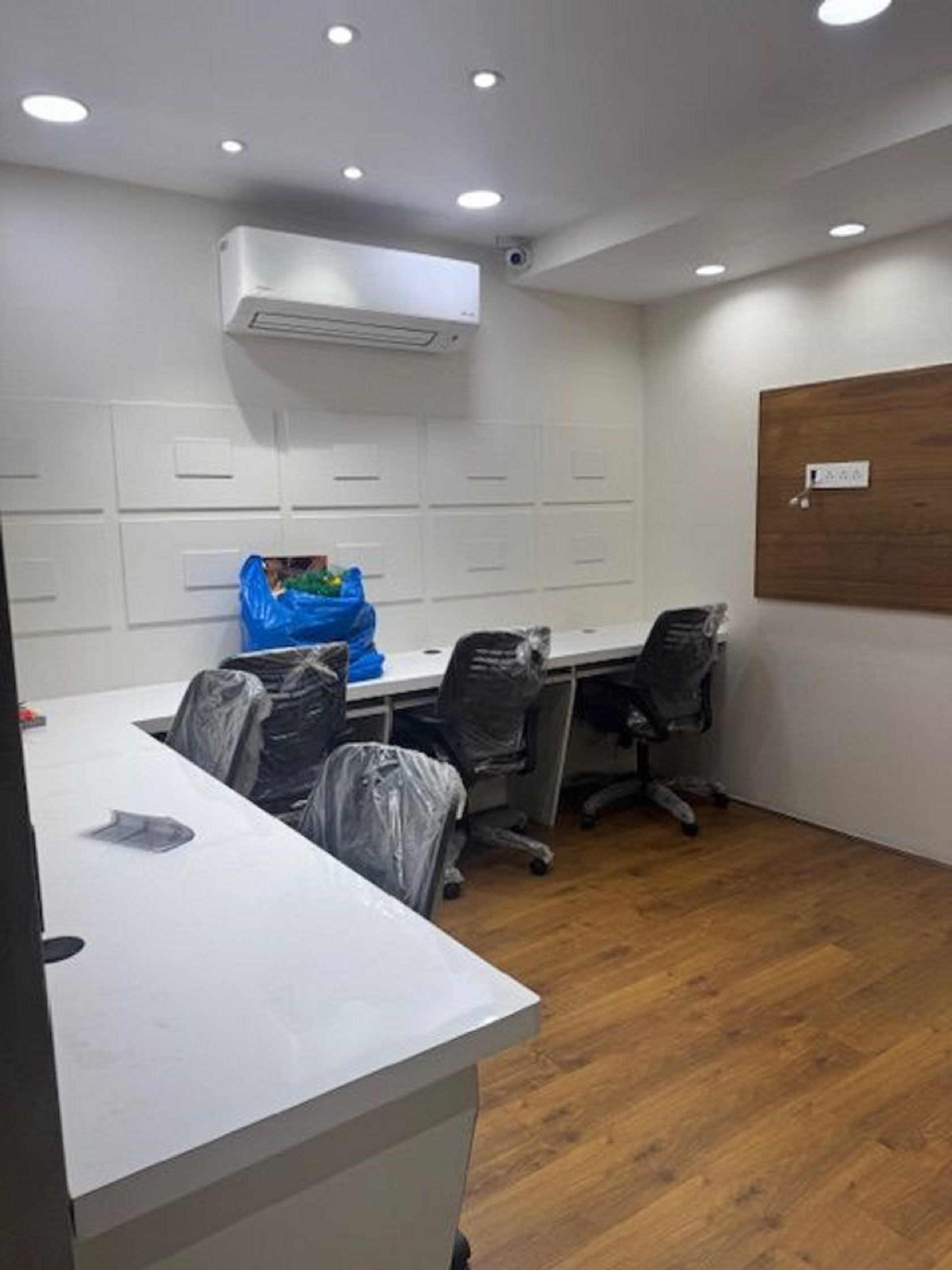 1300 Sq. Ft. Commercial Office for Rent in Rajpath Club Road Ahmedabad - Media 3