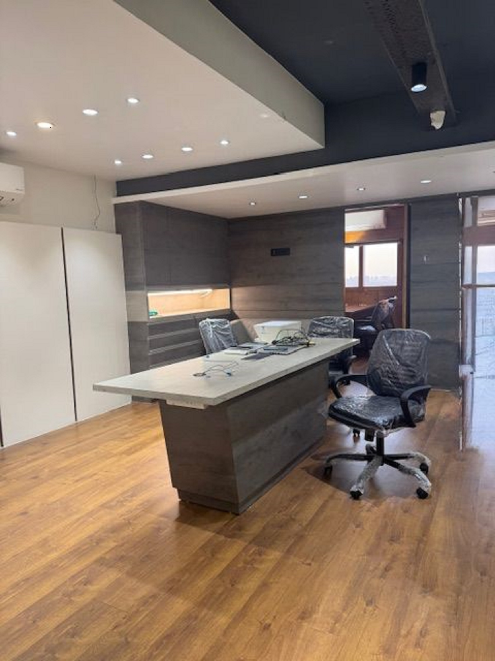 1300 Sq. Ft. Commercial Office for Rent in Rajpath Club Road Ahmedabad - Media 4