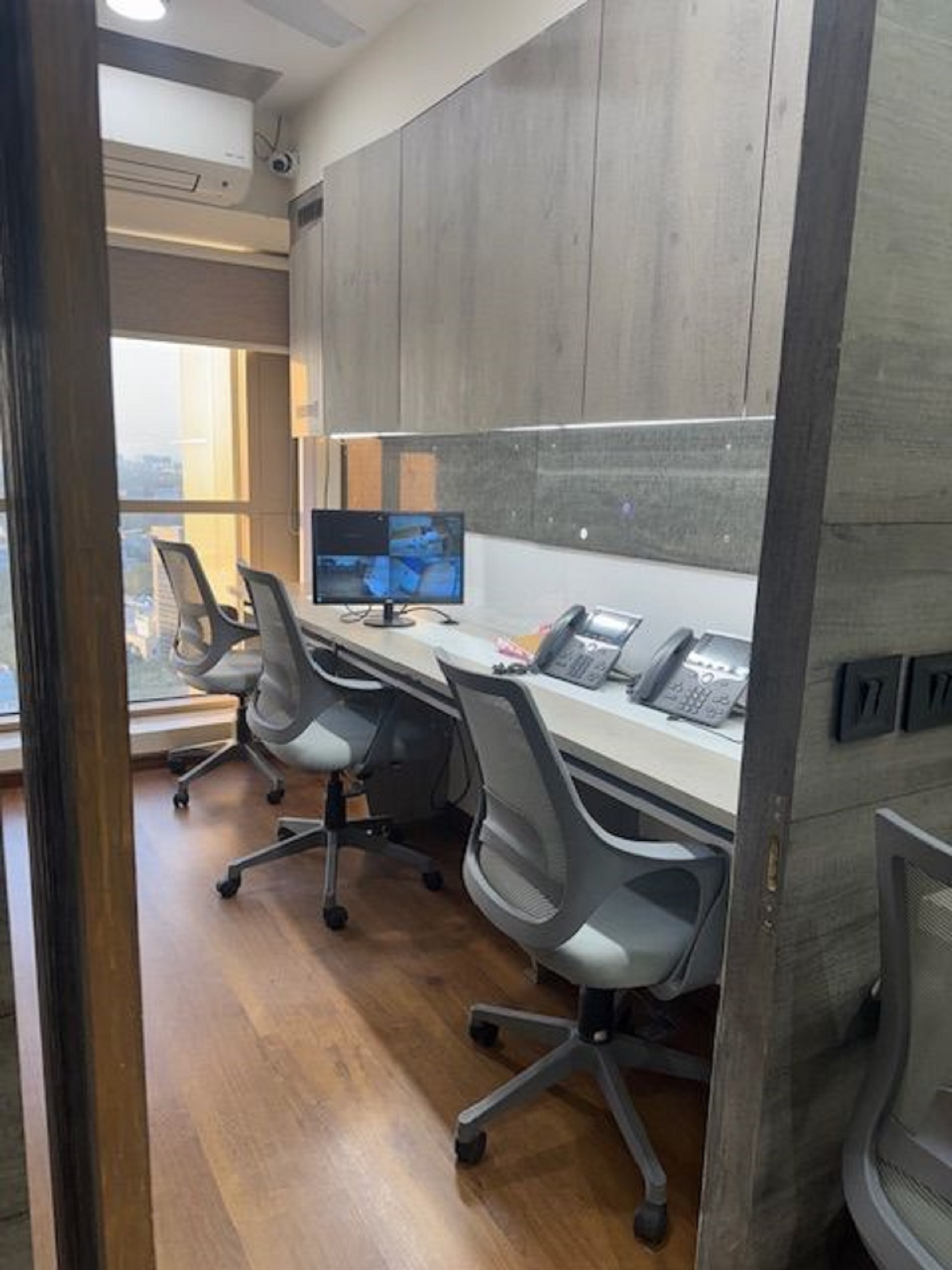 1300 Sq. Ft. Commercial Office for Rent in Rajpath Club Road Ahmedabad - Media 6
