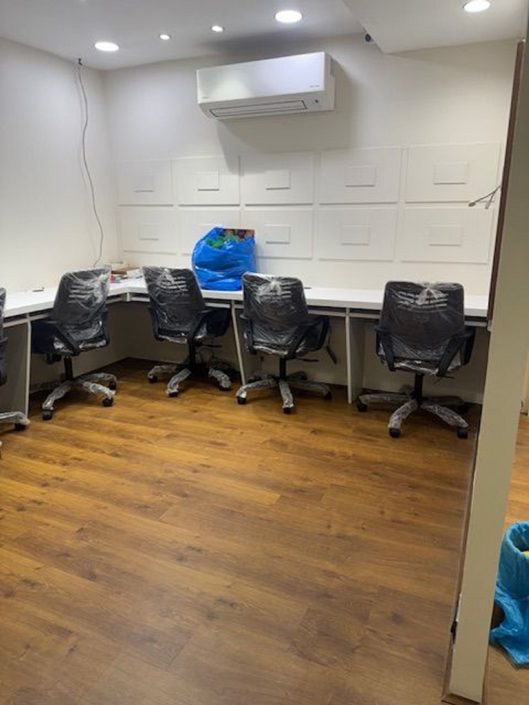 1300 Sq. Ft. Commercial Office for Rent in Rajpath Club Road Ahmedabad - Media 12