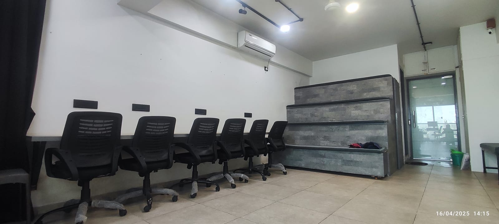 800 Sq. Ft. Commercial Office for Rent in Thaltej Ahmedabad - Media 13