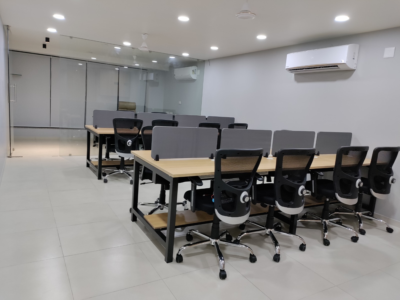 960 Sq. Ft. Commercial Office for Rent in Shyamal Cross Road Ahmedabad - Media 3
