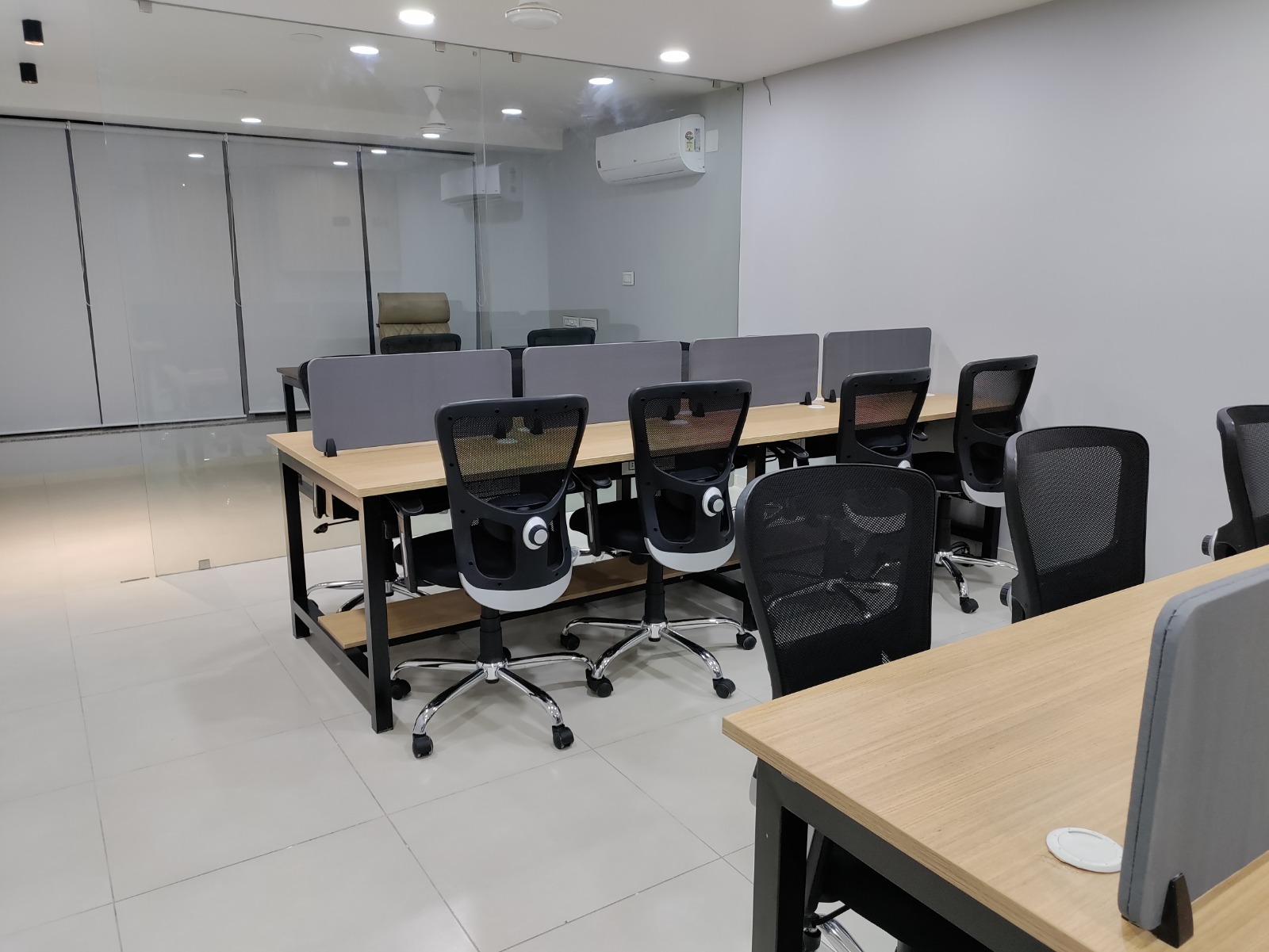 960 Sq. Ft. Commercial Office for Rent in Shyamal Cross Road Ahmedabad - Media 4