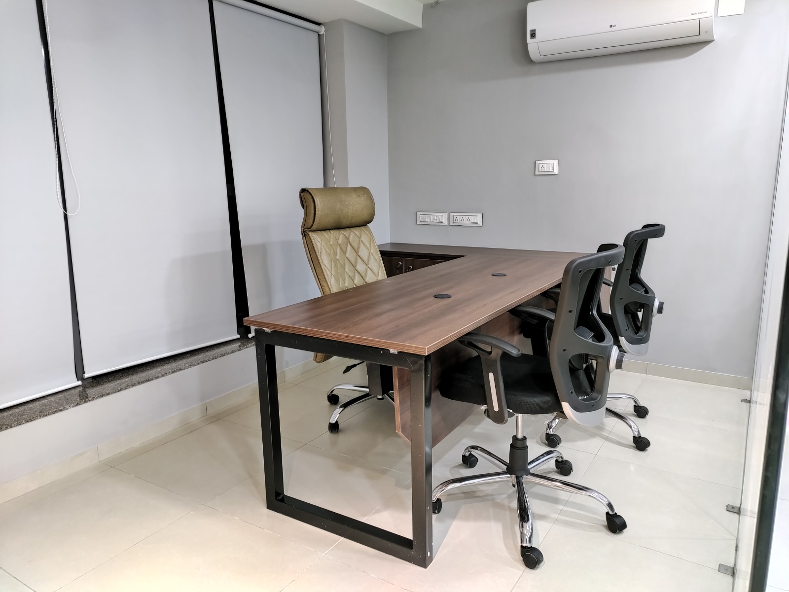 960 Sq. Ft. Commercial Office for Rent in Shyamal Cross Road Ahmedabad - Media 5
