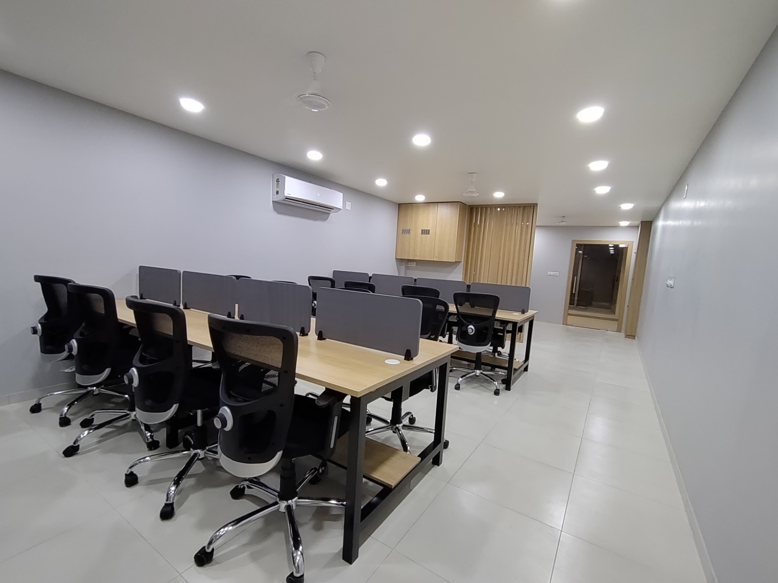 960 Sq. Ft. Commercial Office for Rent in Shyamal Cross Road Ahmedabad - Media 6
