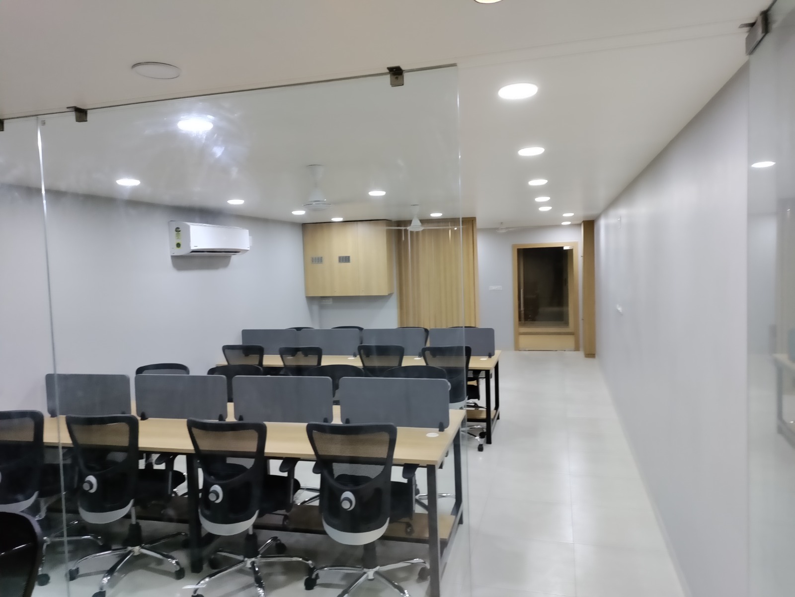 960 Sq. Ft. Commercial Office for Rent in Shyamal Cross Road Ahmedabad - Media 8