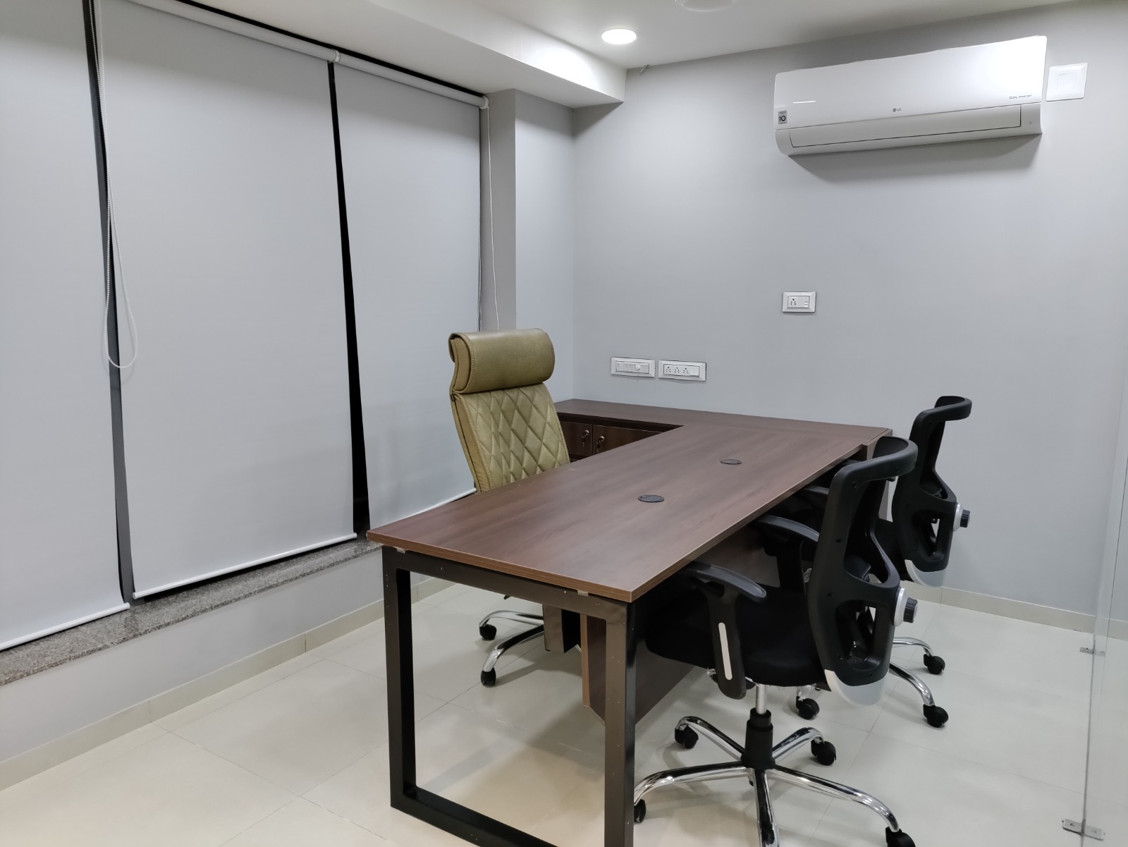 960 Sq. Ft. Commercial Office for Rent in Shyamal Cross Road Ahmedabad - Media 9