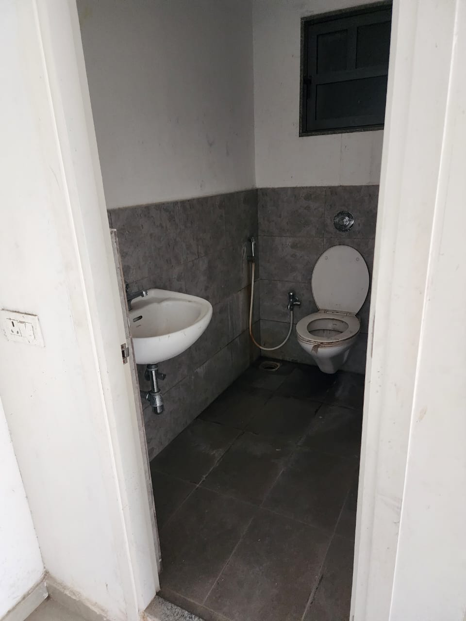 1240 Sq. Ft. Commercial Office for Rent in Shilaj Ahmedabad