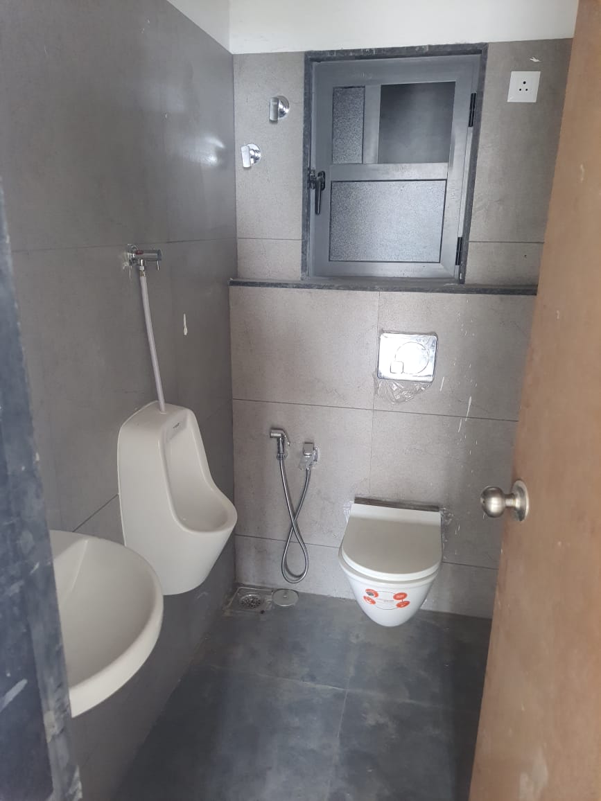 739 Sq. Ft. Commercial Office for Rent in Ashram Road Ahmedabad - Media 2