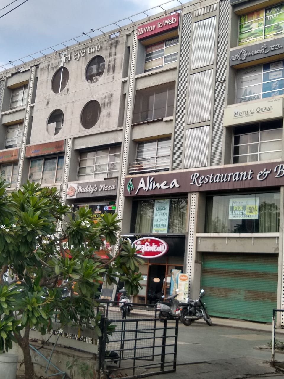 1927 Sq. Ft. Commercial Office for Rent in Cg Road Ahmedabad - Media 10