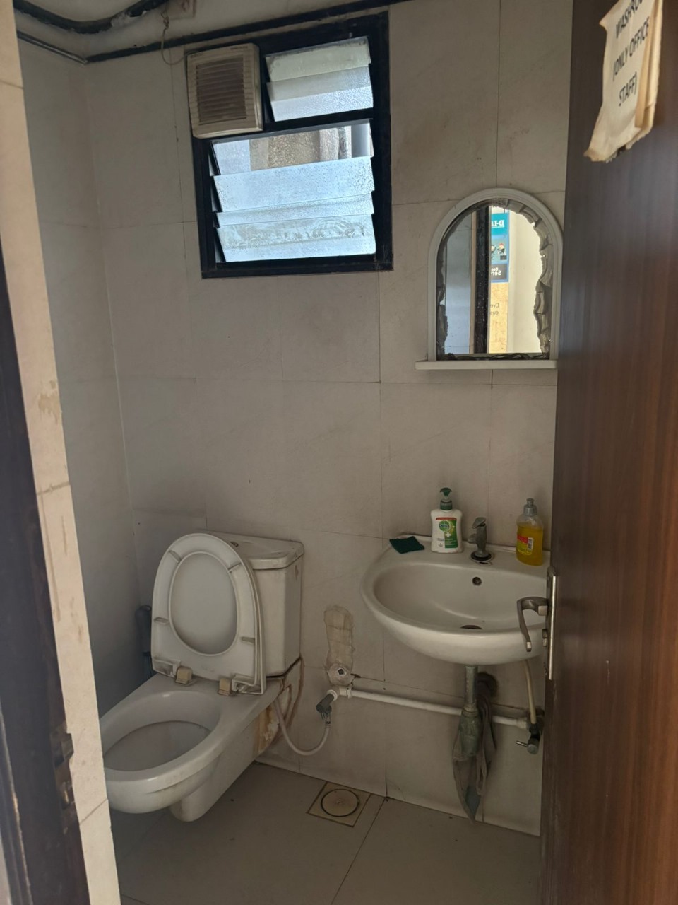 847 Sq. Ft. Commercial Office for Rent in Vastrapur Ahmedabad - Media 3