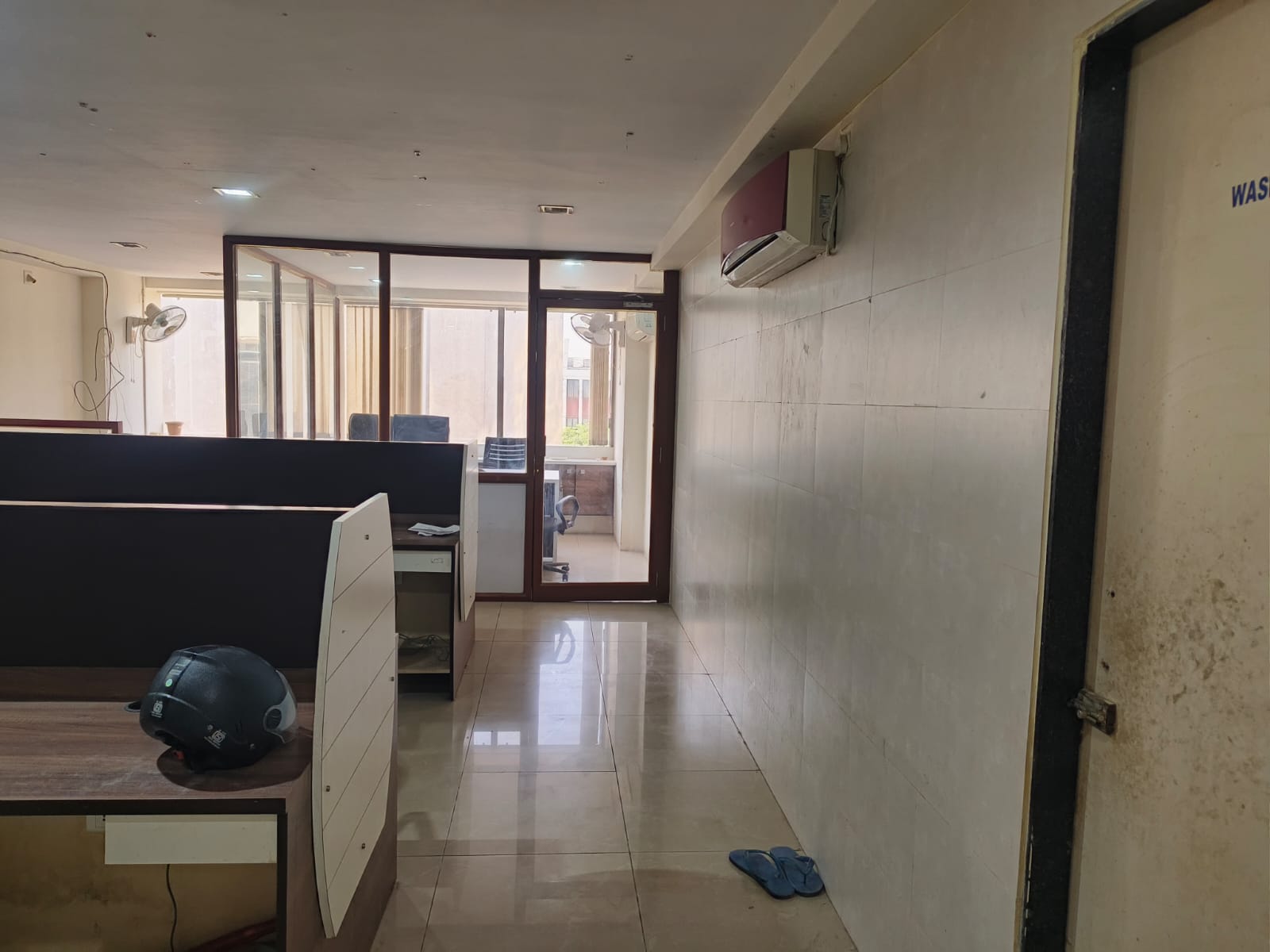 885 Sq. Ft. Commercial Office for Rent in Thaltej Ahmedabad - Media 6