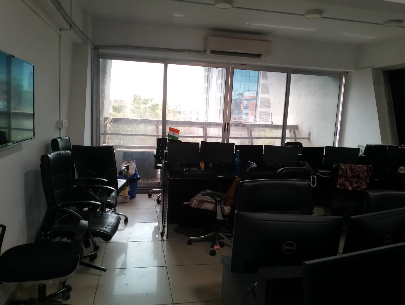 1305 Sq. Ft. Commercial Office for Rent in Prahladnagar Ahmedabad - Media 6