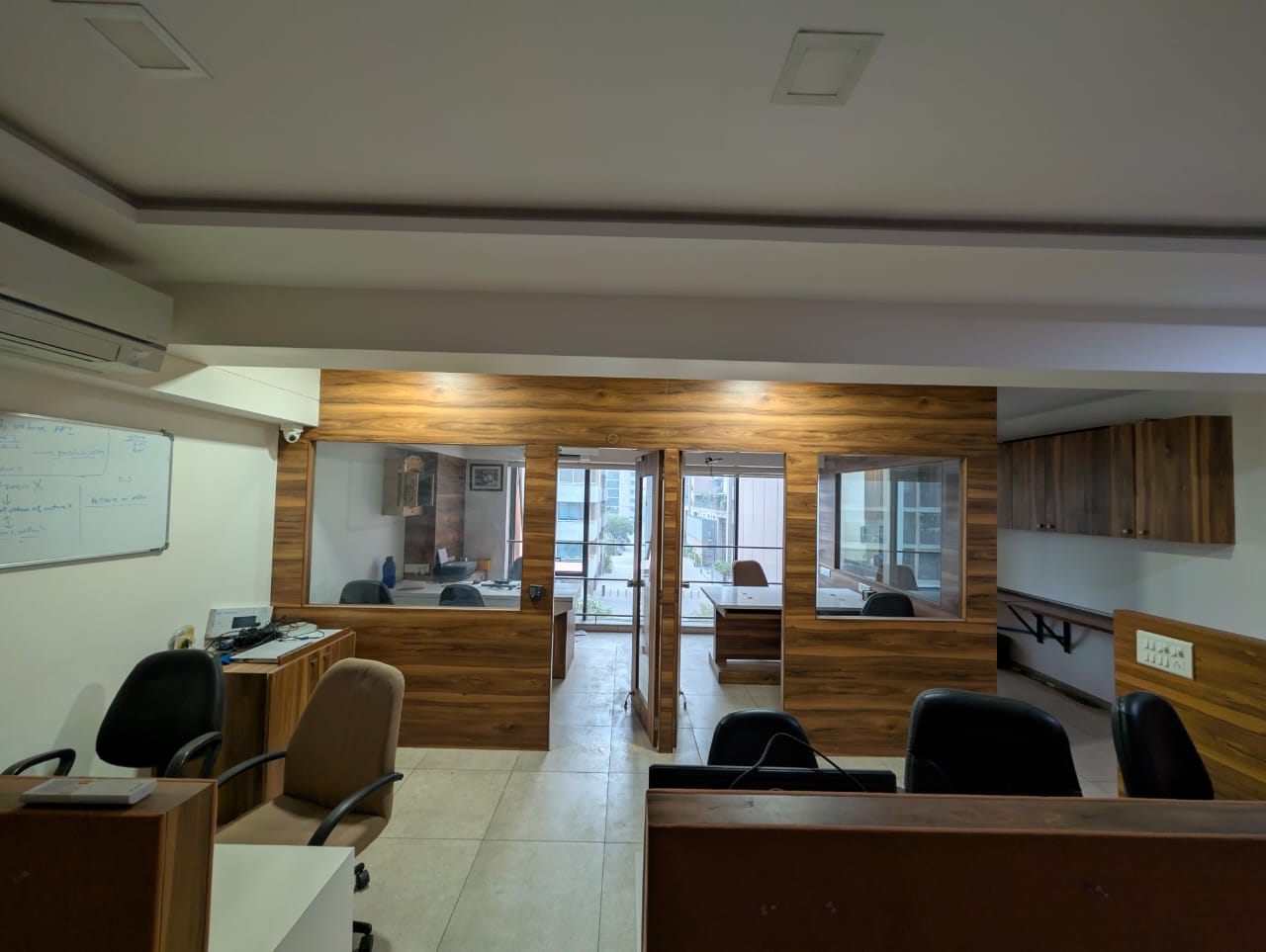 1015 Sq. Ft. Commercial Office for Rent in Thaltej Ahmedabad - Media 2