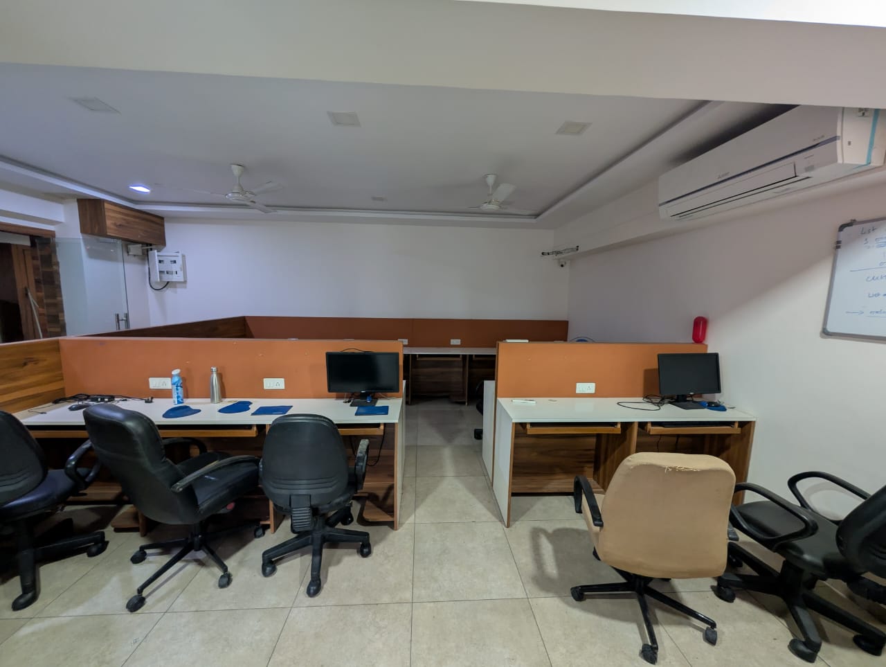 1015 Sq. Ft. Commercial Office for Rent in Thaltej Ahmedabad - Media 3