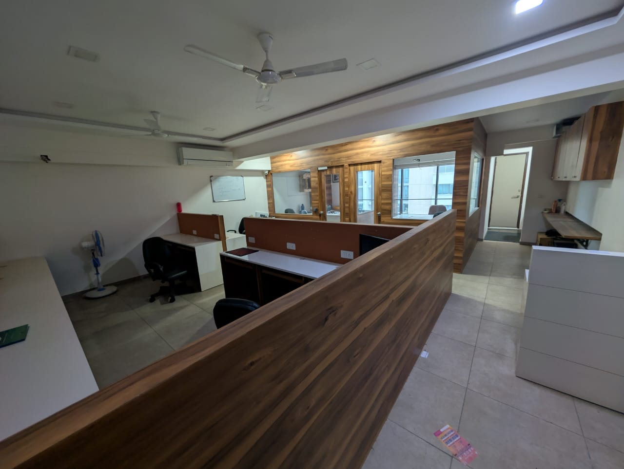 1015 Sq. Ft. Commercial Office for Rent in Thaltej Ahmedabad - Media 8