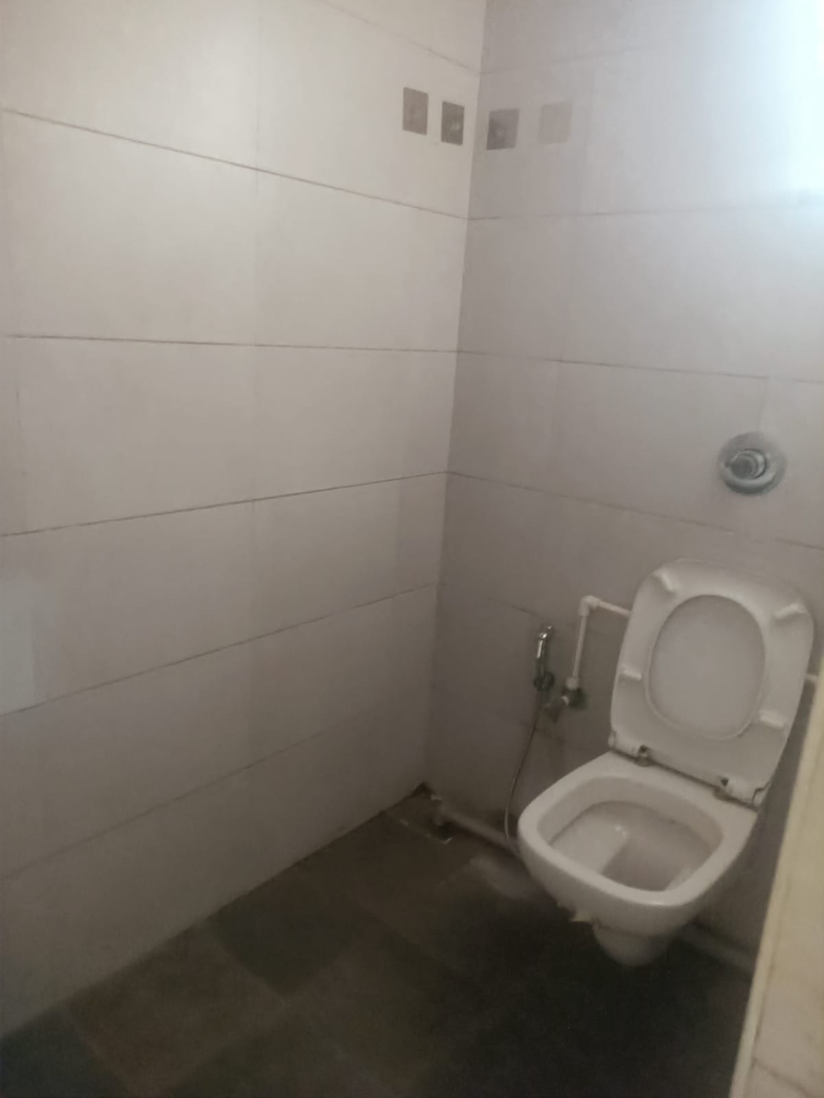 2242 Sq. Ft. Commercial Office for Rent in Sg Highway Ahmedabad - Media 9