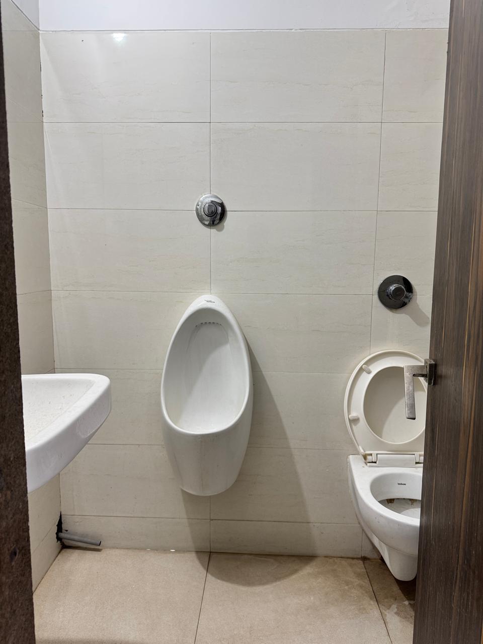 1250 Sq. Ft. Commercial Office for Rent in Satellite Ahmedabad - Media 8