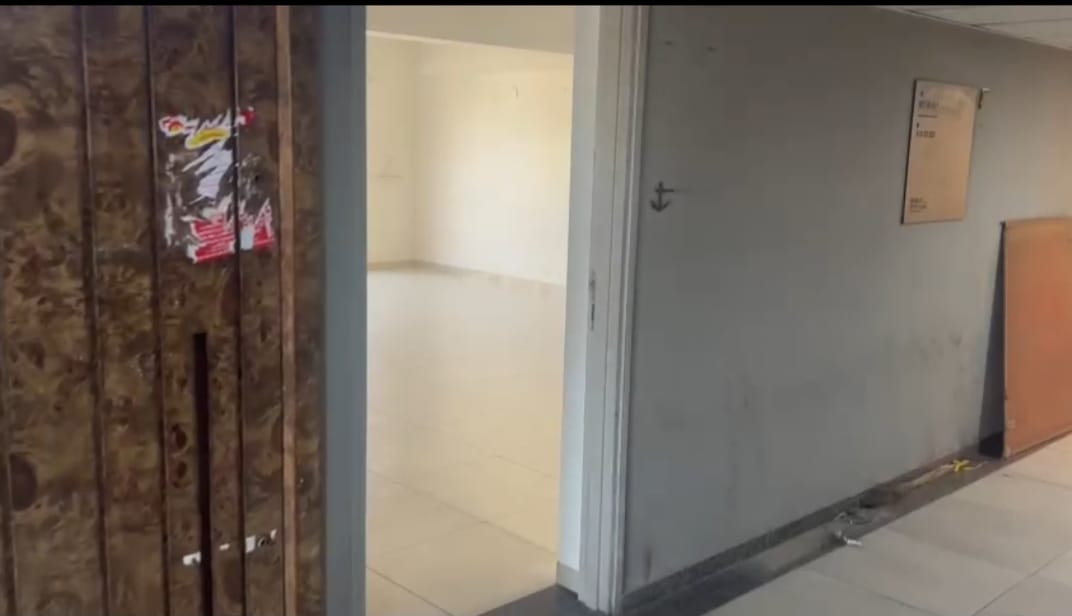 856 Sq. Ft. Commercial Office for Rent in Rajpath Club Road Ahmedabad - Media 6