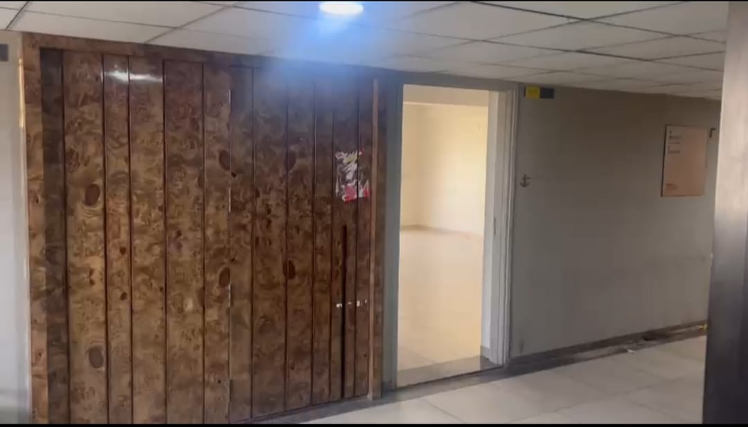 856 Sq. Ft. Commercial Office for Rent in Rajpath Club Road Ahmedabad - Media 5