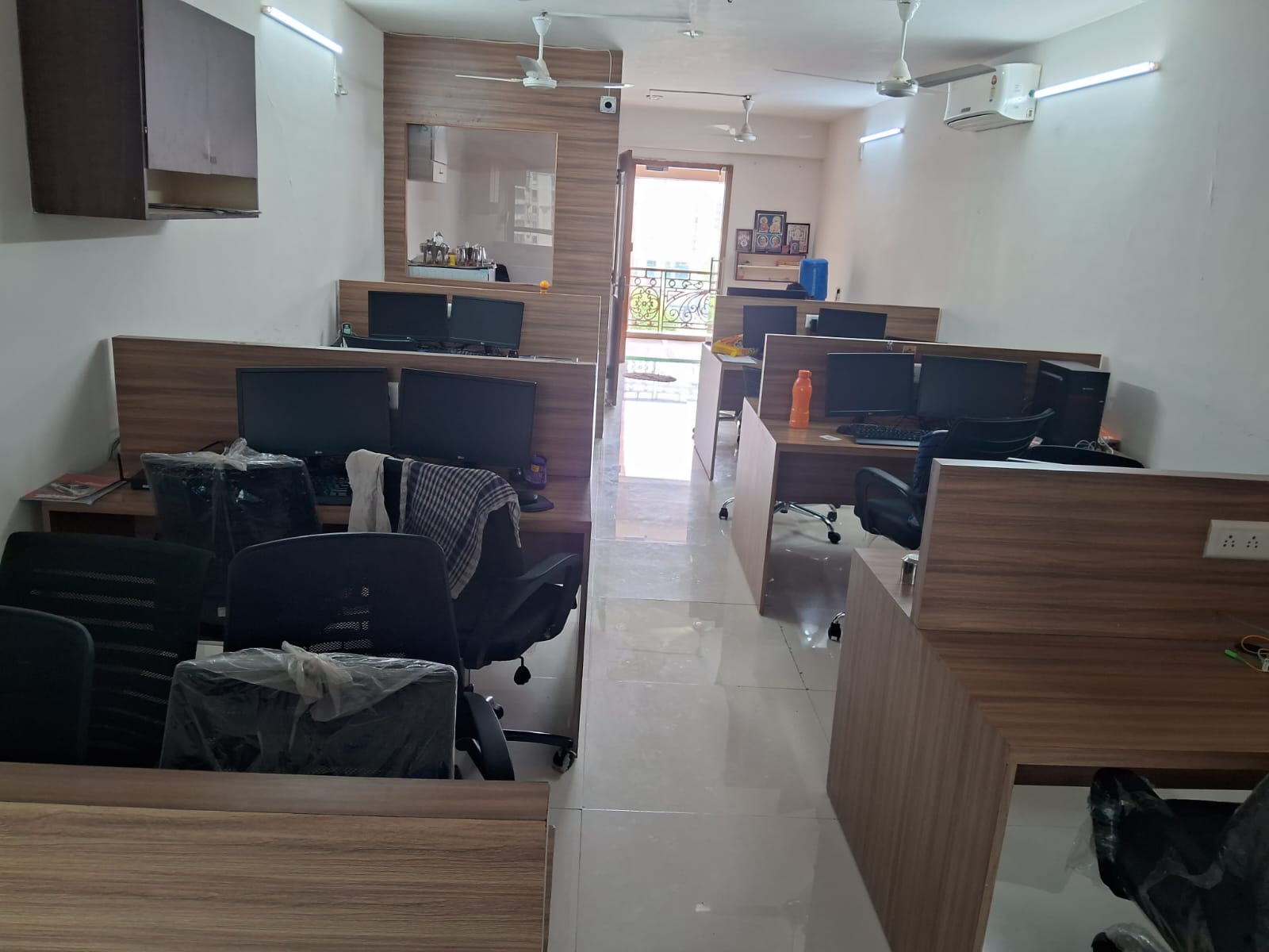 939 Sq. Ft. Commercial Office for Rent in Satellite Ahmedabad - Media 11