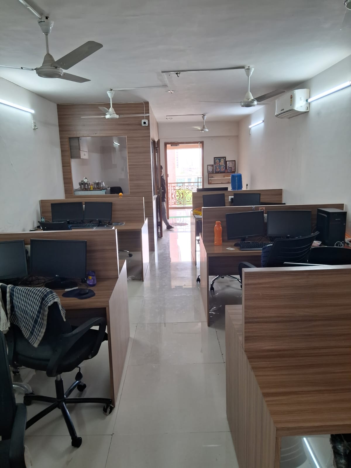 939 Sq. Ft. Commercial Office for Rent in Satellite Ahmedabad - Media 14