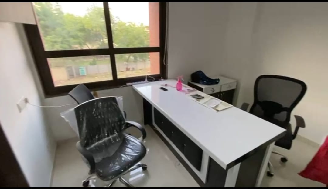 950 Sq. Ft. Commercial Office for Rent in Satellite Ahmedabad - Media 5