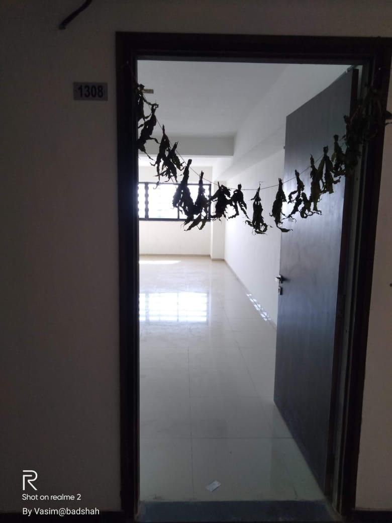 920 Sq. Ft. Commercial Office for Rent in Sg Highway Ahmedabad - Media 2