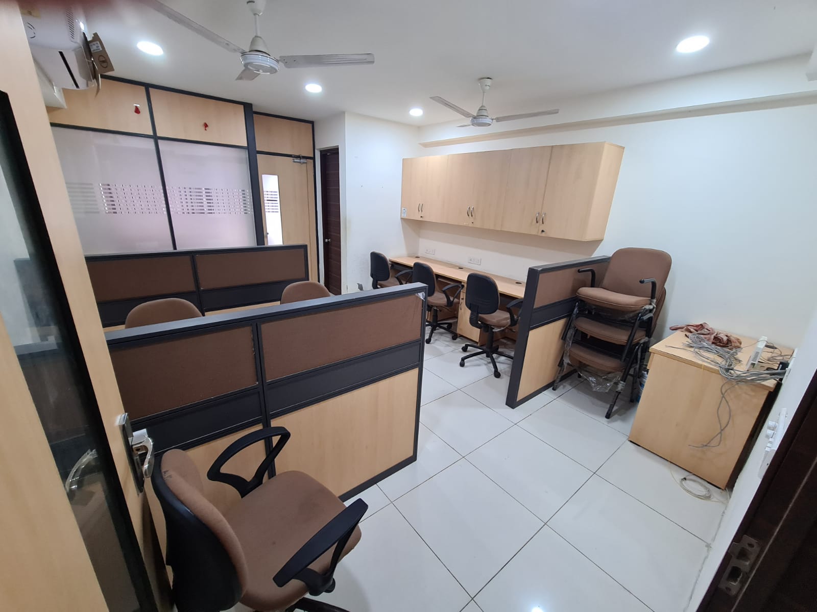 585 Sq. Ft. Commercial Office for Rent in Sg Highway Ahmedabad - Media 2