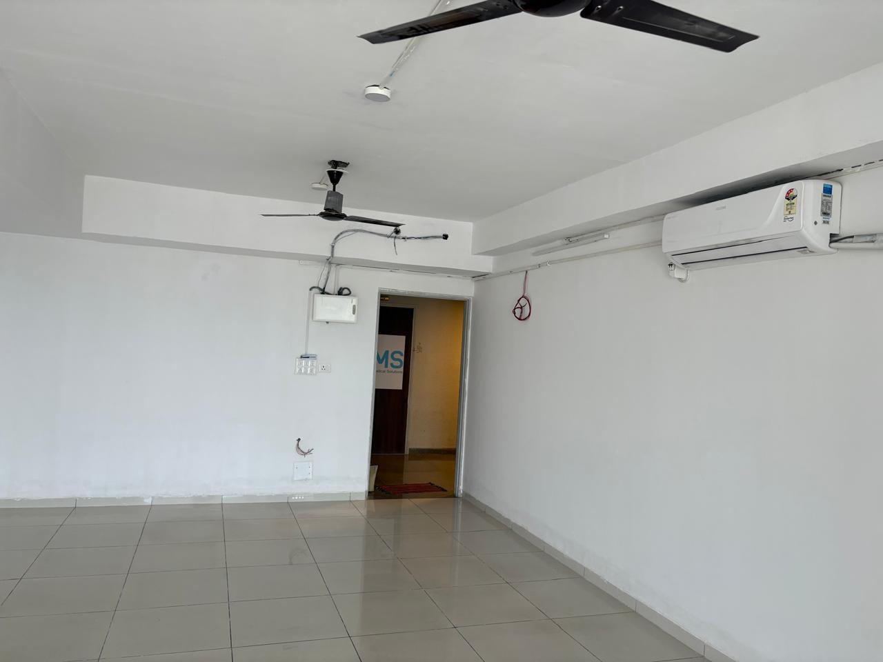 850 Sq. Ft. Commercial Office for Rent in Shyamal Cross Road Ahmedabad - Media 3