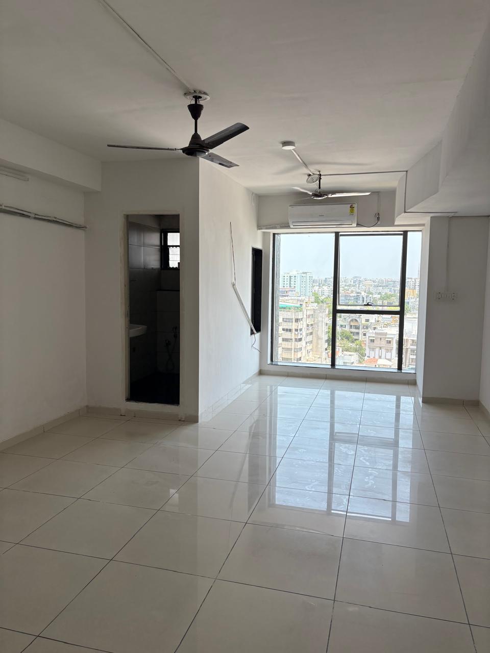 850 Sq. Ft. Commercial Office for Rent in Shyamal Cross Road Ahmedabad - Media 5