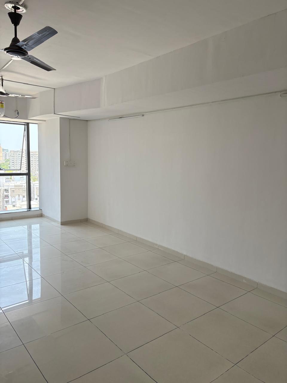 850 Sq. Ft. Commercial Office for Rent in Shyamal Cross Road Ahmedabad - Media 6