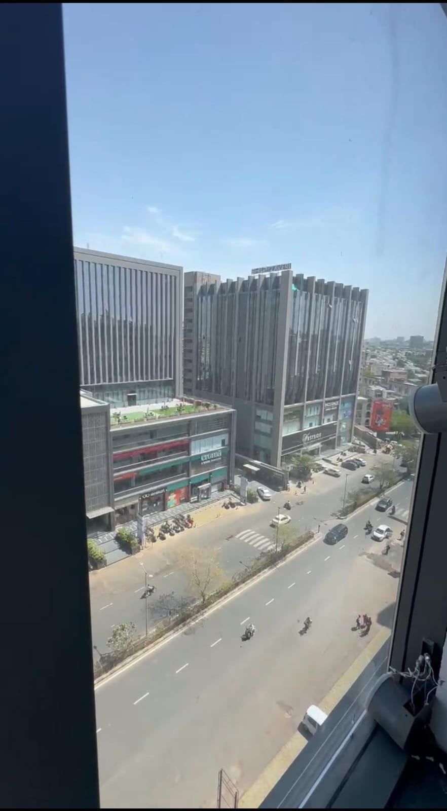 941 Sq. Ft. Commercial Office for Rent in Shyamal Cross Road Ahmedabad - Media 3