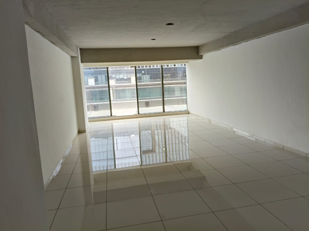 941 Sq. Ft. Commercial Office for Rent in Shyamal Cross Road Ahmedabad - Media 5