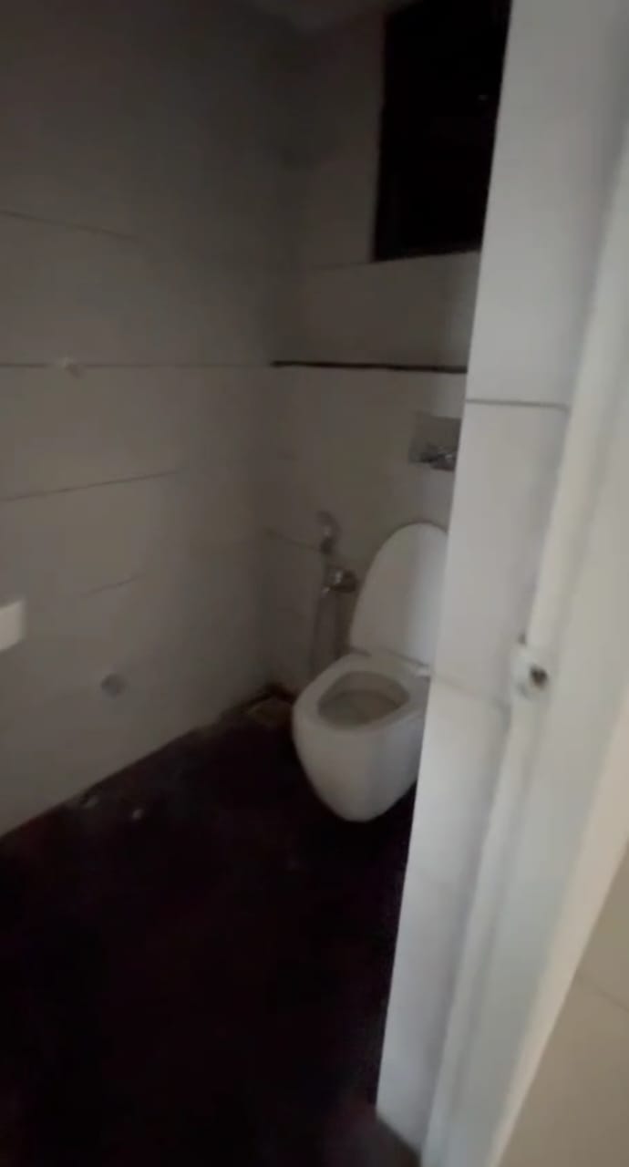 910 Sq. Ft. Commercial Office for Rent in Shyamal Cross Road Ahmedabad - Media 5