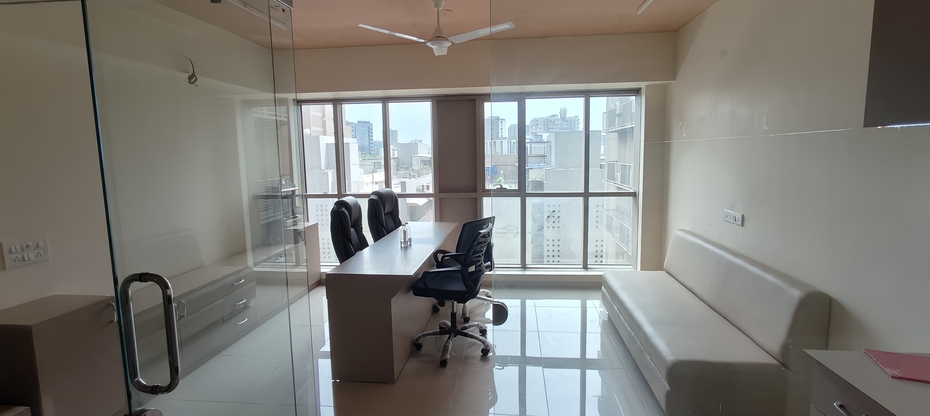 822 Sq. Ft. Commercial Office for Rent in Rajpath Club Road Ahmedabad - Media 4