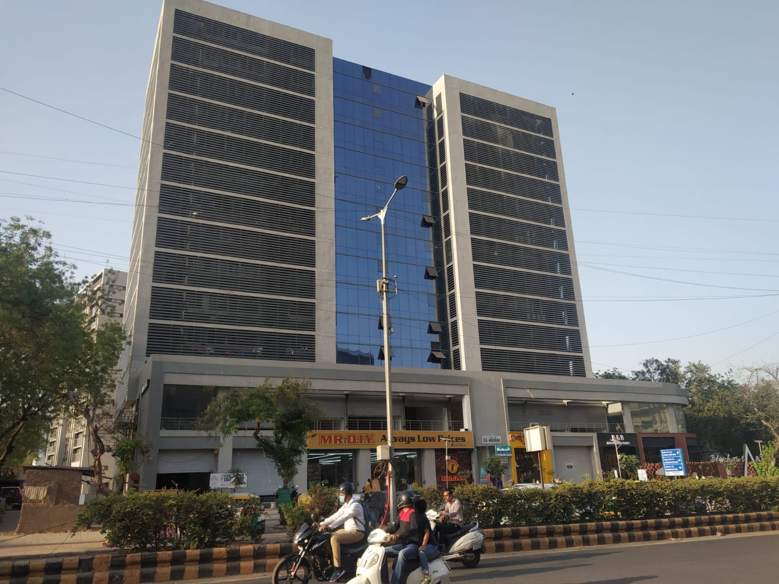 870 Sq. Ft. Commercial Office for Rent in Prahladnagar Ahmedabad - Media 5