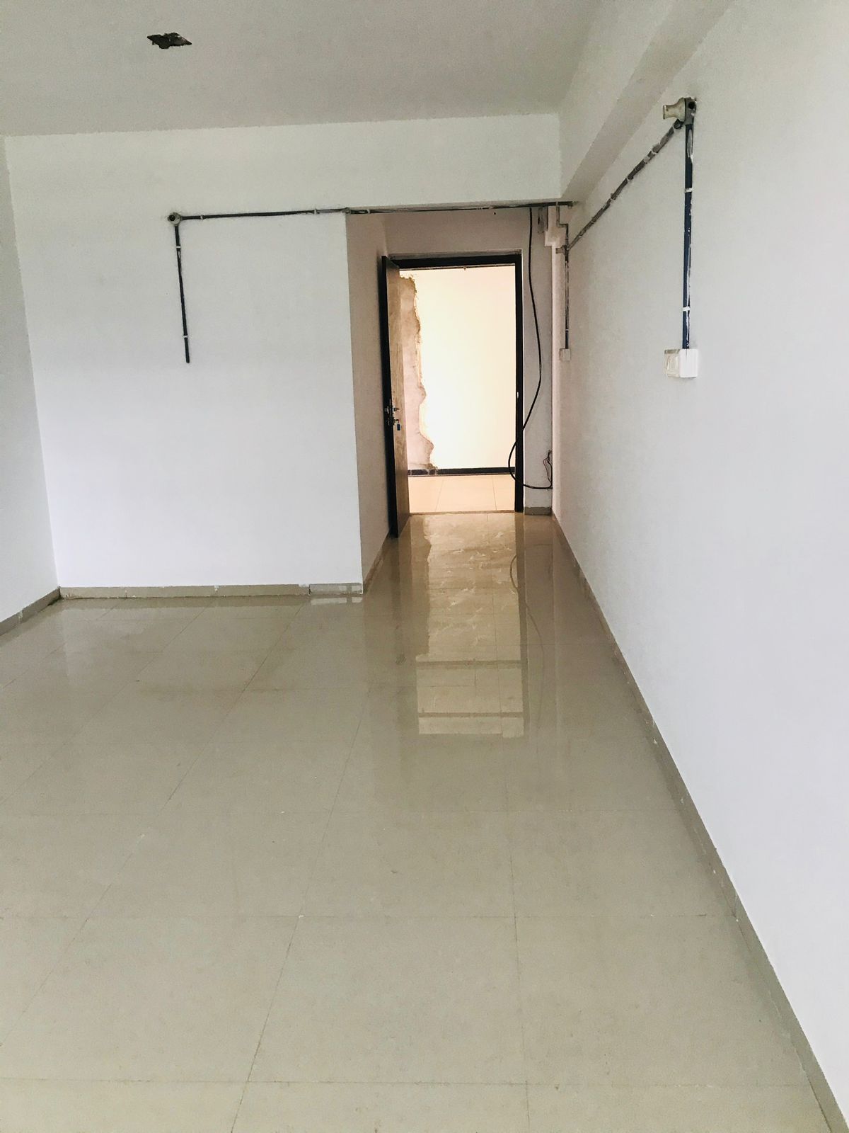 700 Sq. Ft. Commercial Office for Rent in Prahladnagar Ahmedabad - Media 2