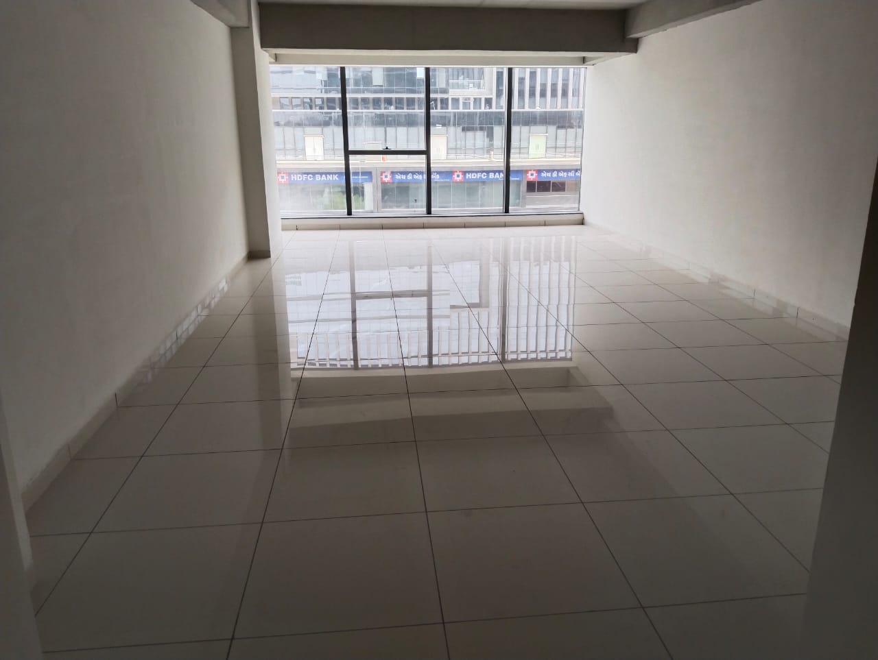 910 Sq. Ft. Commercial Office for Rent in Shyamal Cross Road Ahmedabad