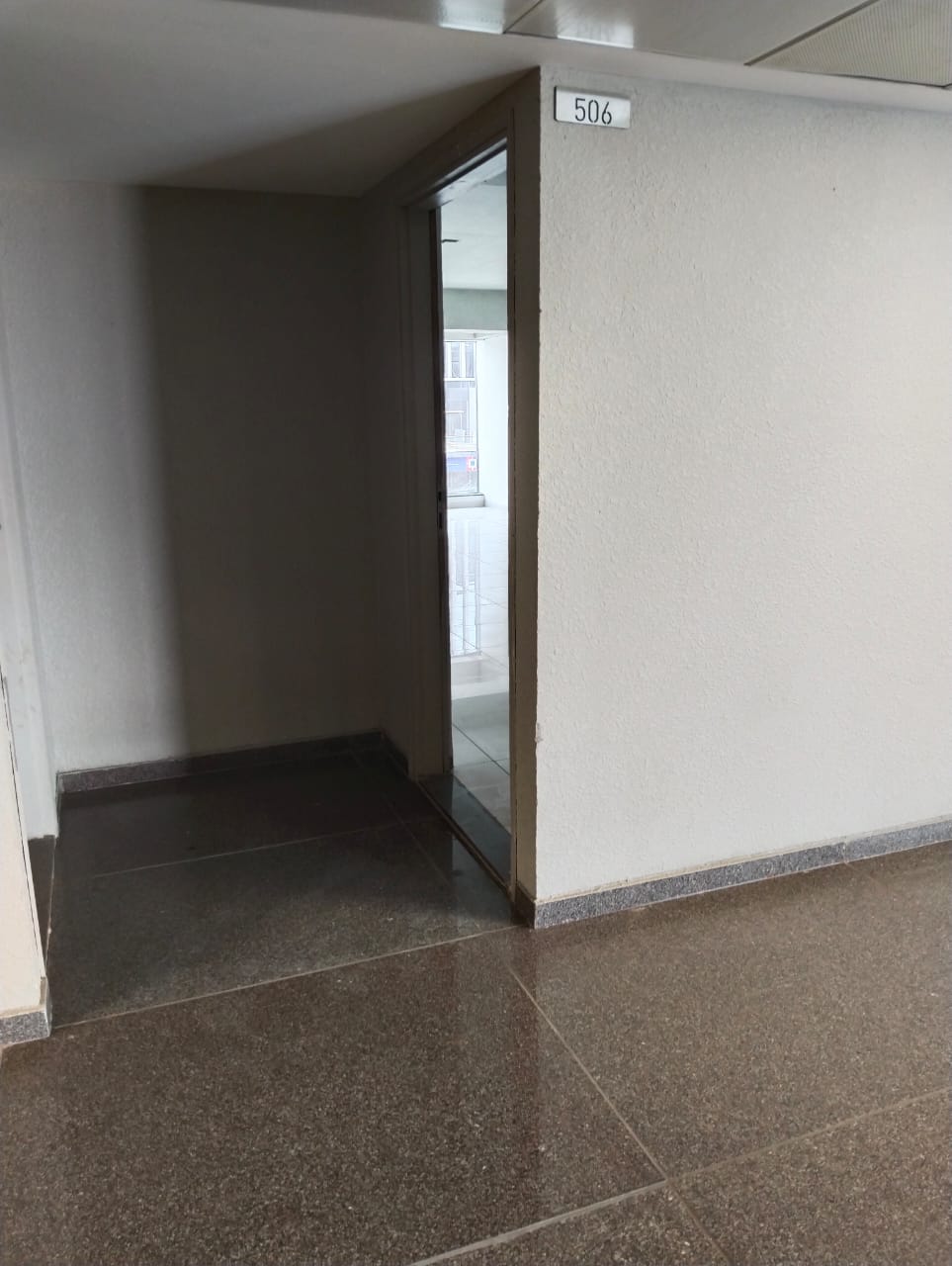910 Sq. Ft. Commercial Office for Rent in Shyamal Cross Road Ahmedabad - Media 3
