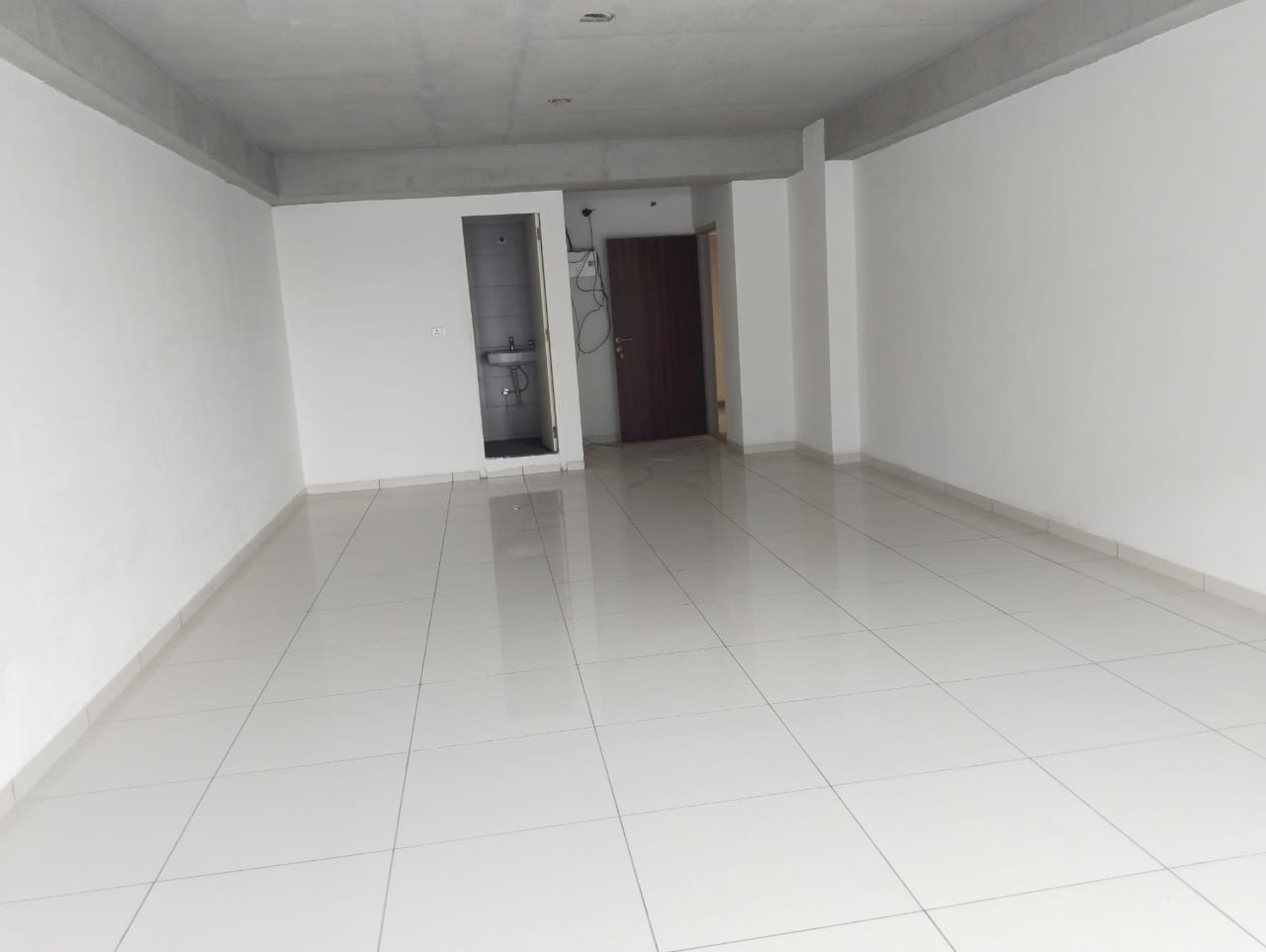 910 Sq. Ft. Commercial Office for Rent in Shyamal Cross Road Ahmedabad - Media 5