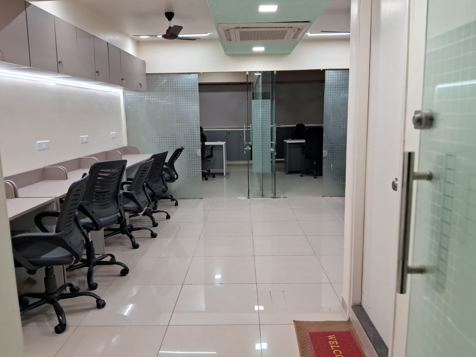 822 Sq. Ft. Commercial Office for Rent in Rajpath Club Road Ahmedabad