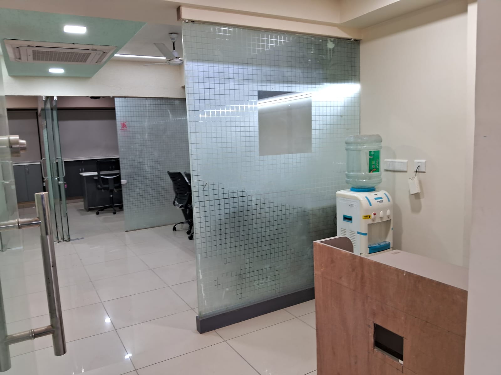 822 Sq. Ft. Commercial Office for Rent in Rajpath Club Road Ahmedabad - Media 2