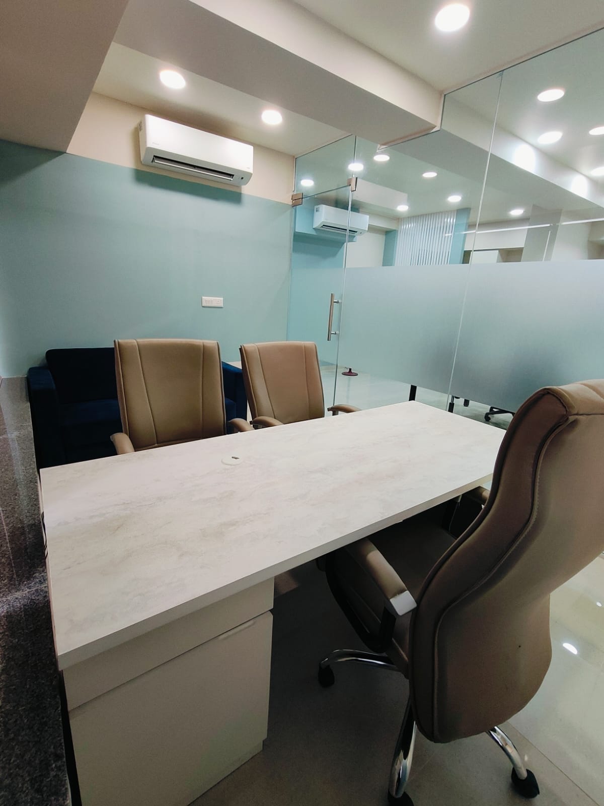 921 Sq. Ft. Commercial Office for Rent in Thaltej Ahmedabad - Media 2